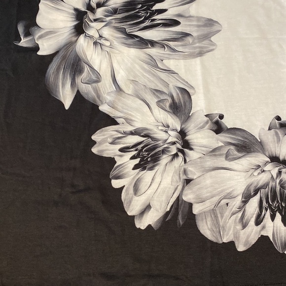 Medium Black & White Floral Pattern Cold Shoulder Short Sleeve Shirt - Picture 7 of 8